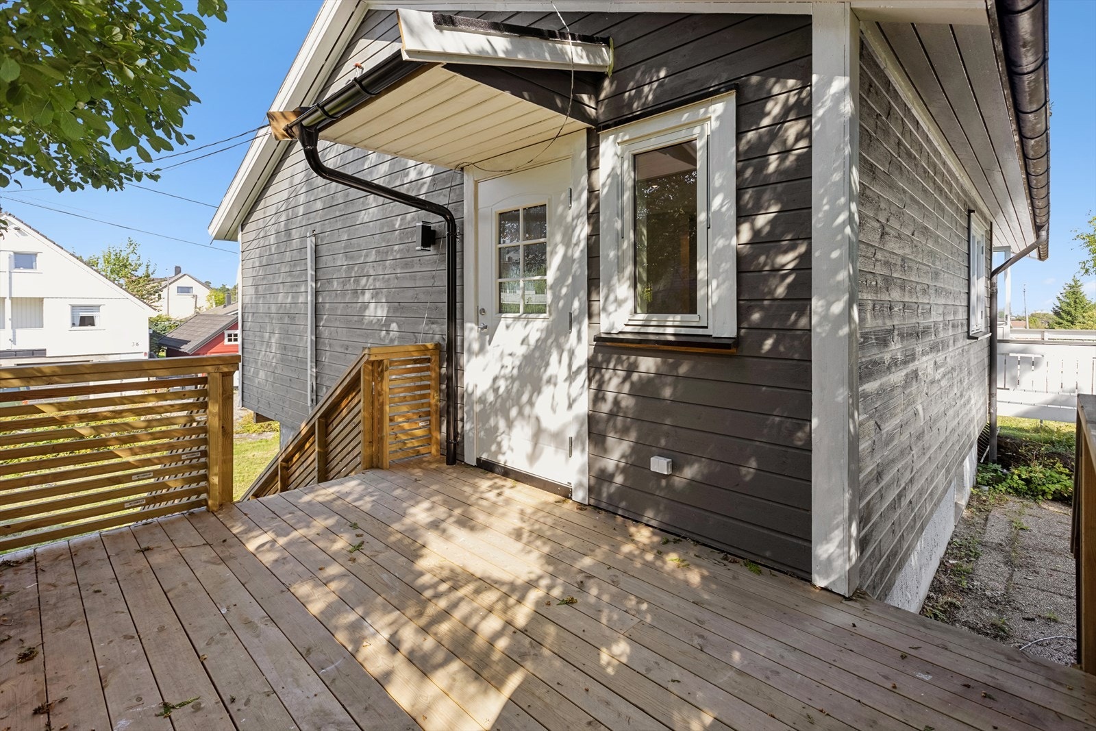 Fra stuen er det utgang til solrik terrasse. Galleribilde