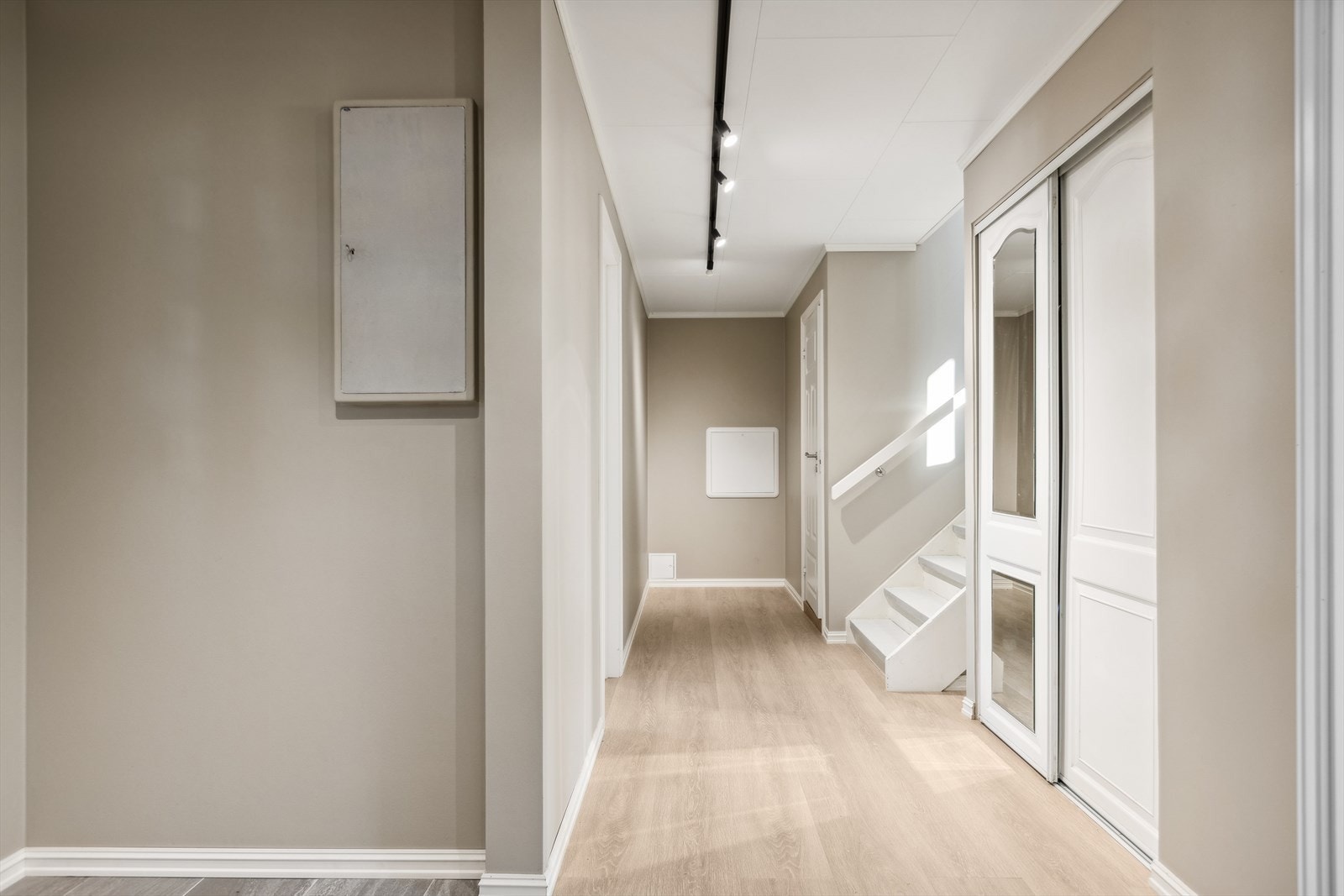 Boligen holder en gjennomgående god standard hvor store deler av boligen er pusset opp i 2023 / 2024. Boligen går over to plan, som byr på lyse og luftige oppholdsrom. Galleribilde