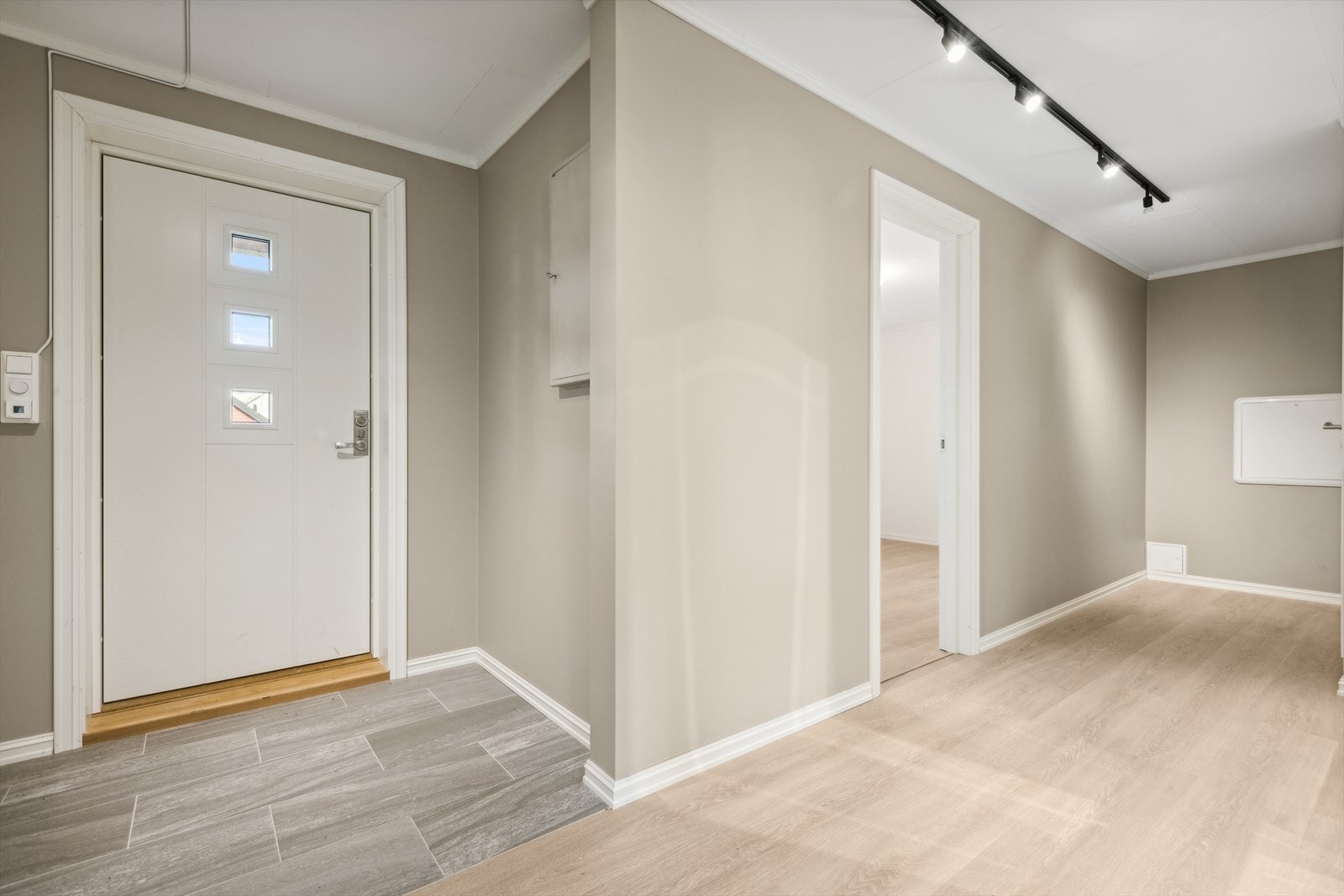 Velkommen inn - her ønskes du velkommen inn i lys entrè med varmekabler og plass til å henge fra seg ytterklær. Galleribilde