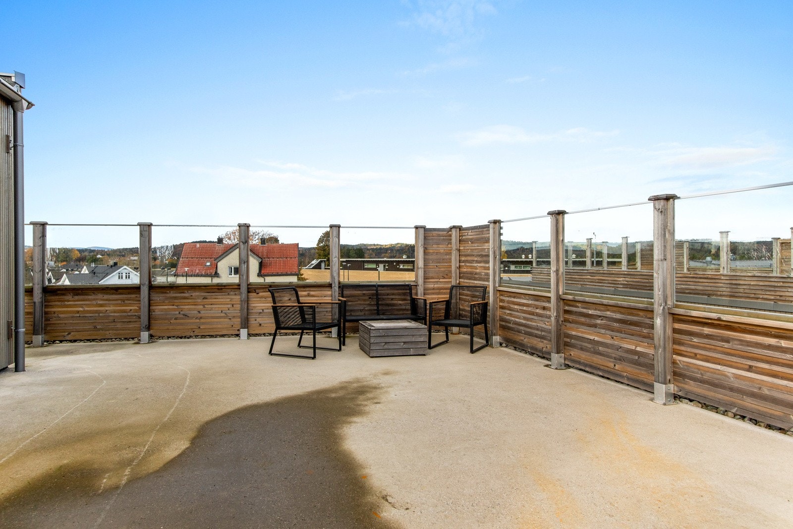 Mot vest er det en stor, felles takterrasse med gode solforhold, landlig utsikt og utemøbelement til felles anvendelse. Galleribilde
