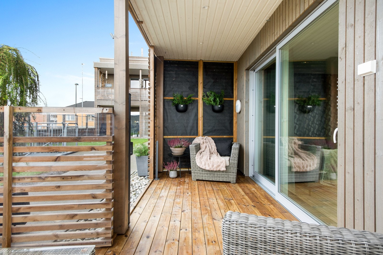 I flukt med takterrassen ligger leilighetens lune terrasse på ca. 14 kvm. Galleribilde