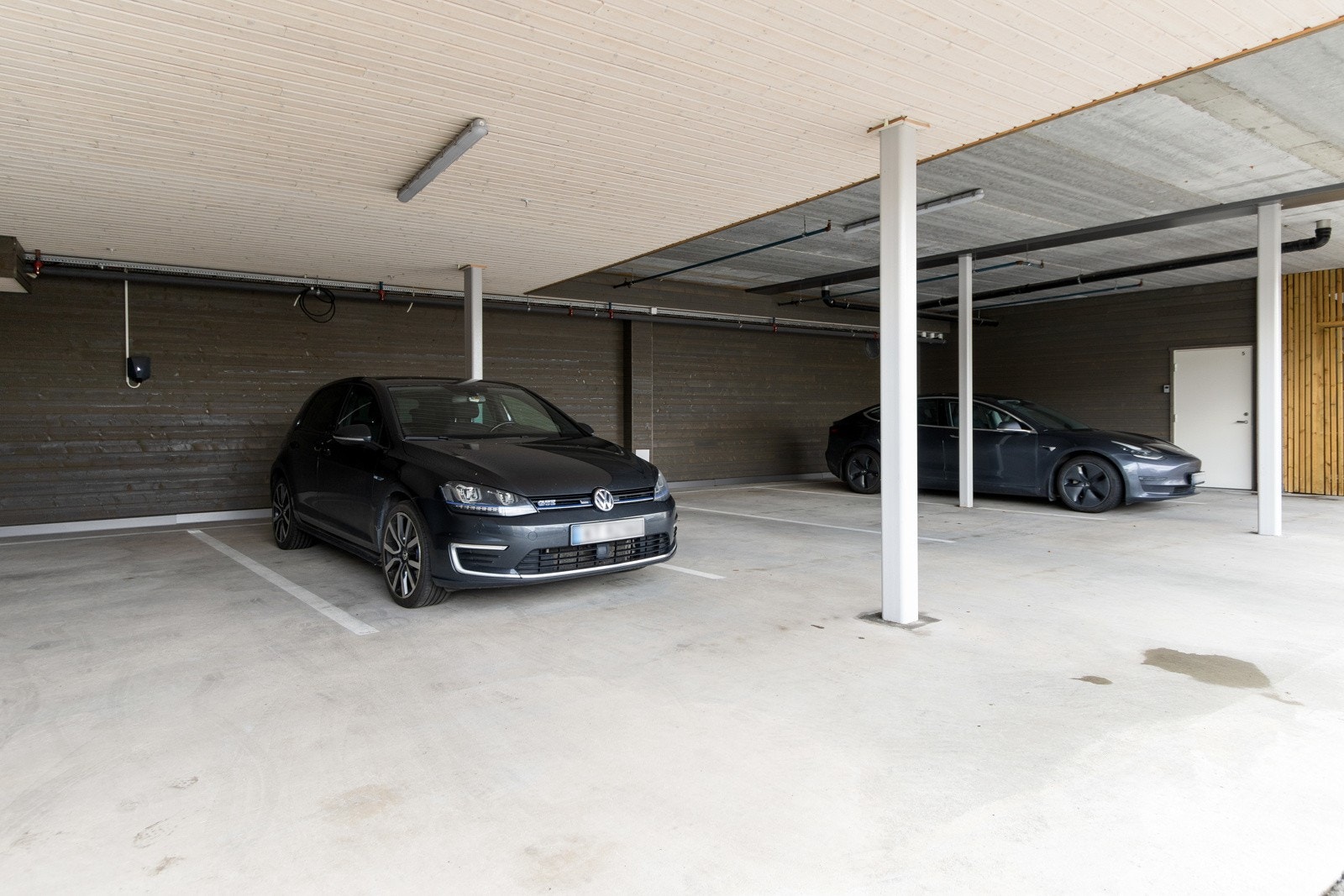 Det medfølger én biloppstillingsplass i felles carport, og det er klargjort for elbillader ved plassen. Galleribilde
