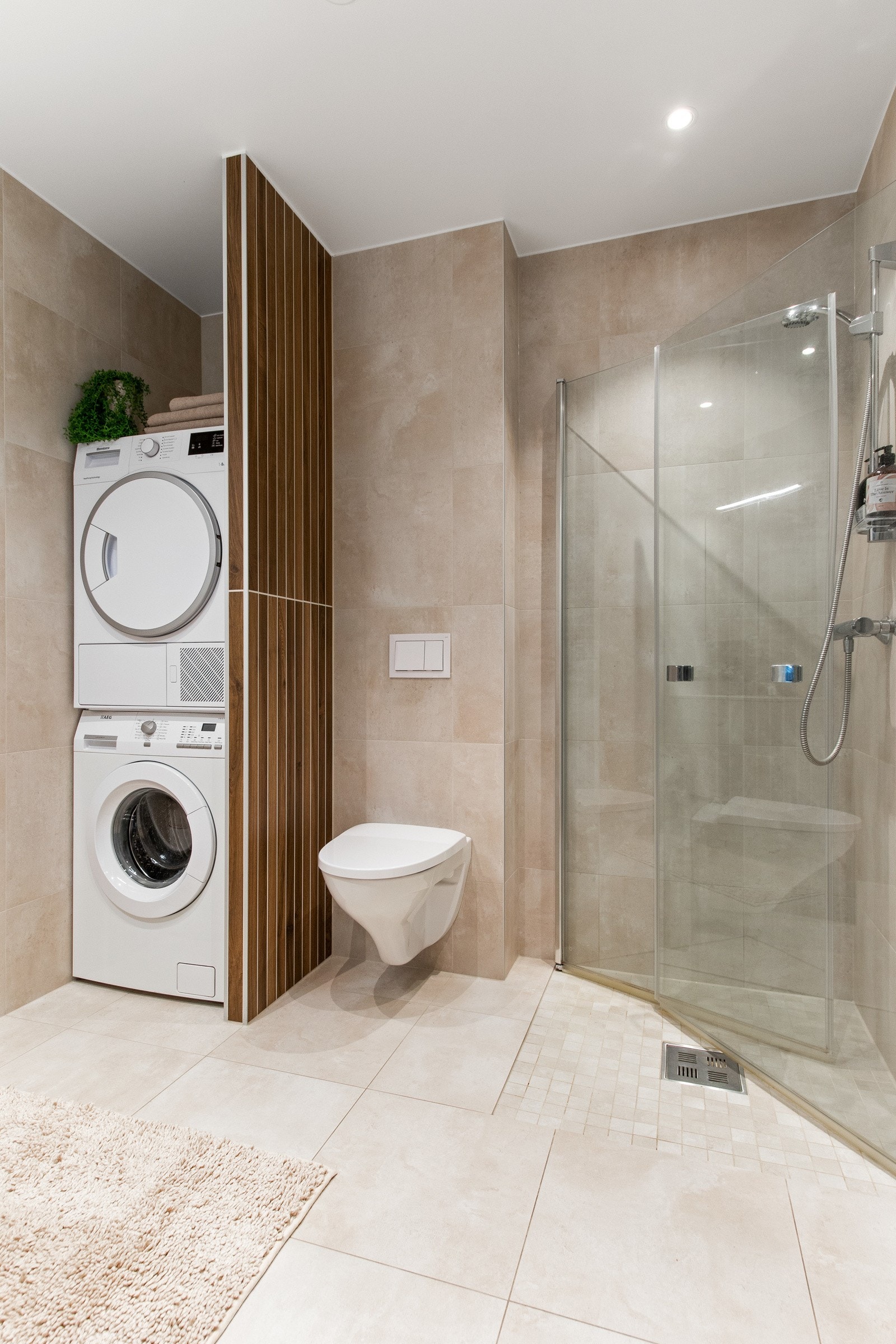 Badet innbyr til egentid og velvære, med delikate farge- og materialvalg og gode løsninger. Galleribilde