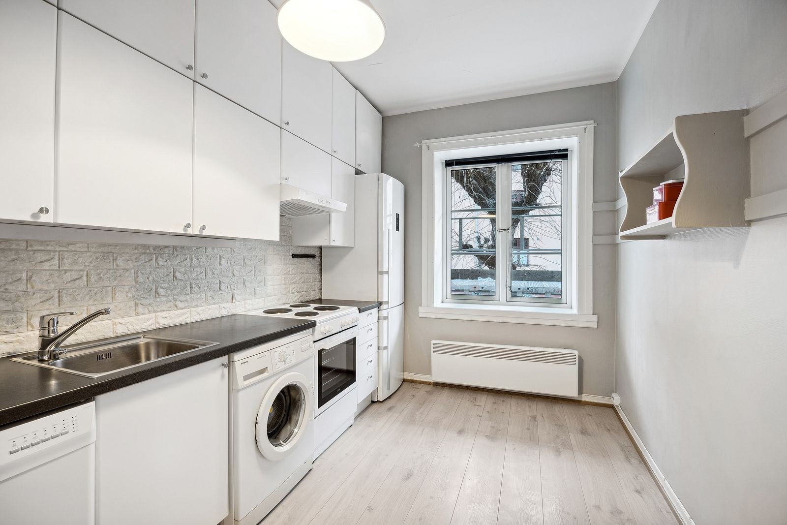 Kjøkken med hvitevarer Galleribilde