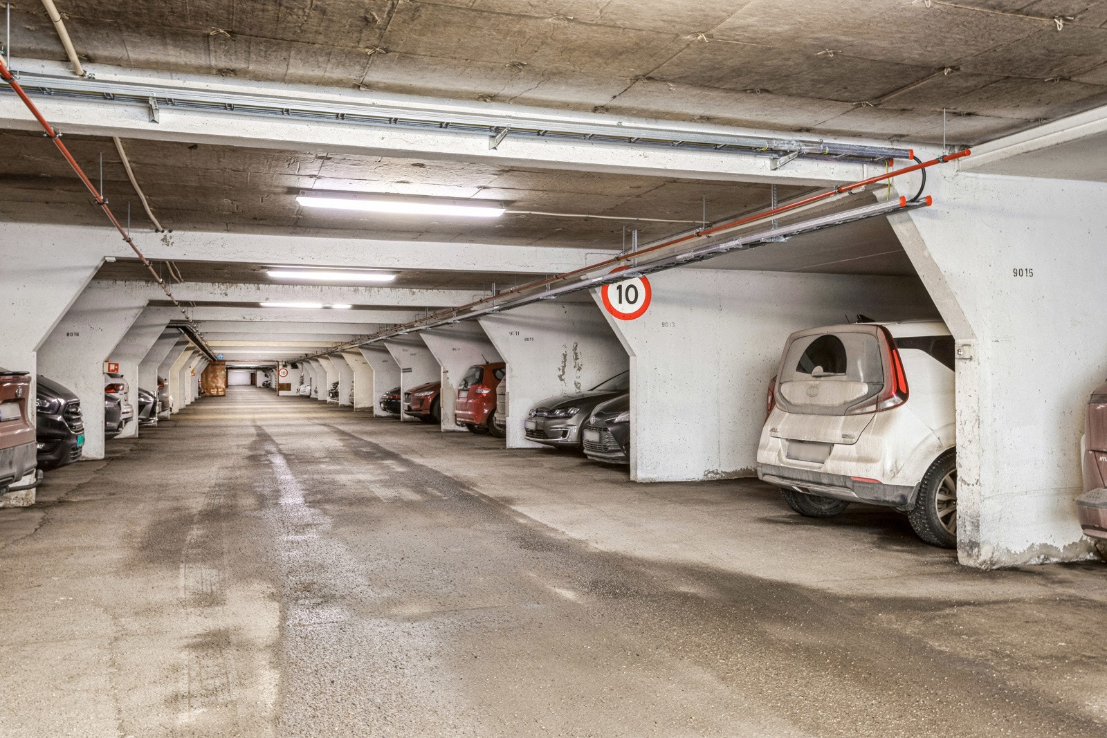 Garasjeplass i felles garasjeanlegg medfølger med muligheter for å sette opp ladeboks for el bil. Galleribilde