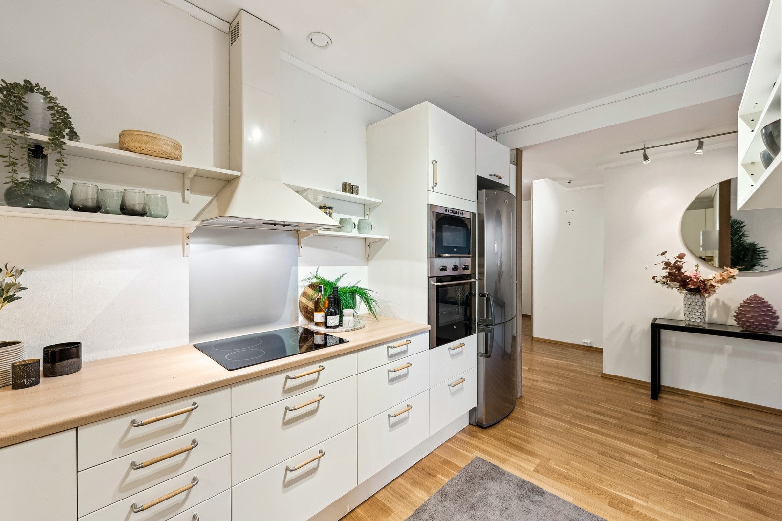 Delvis åpen kjøkkenløsning som gir en god romfølelse. Galleribilde