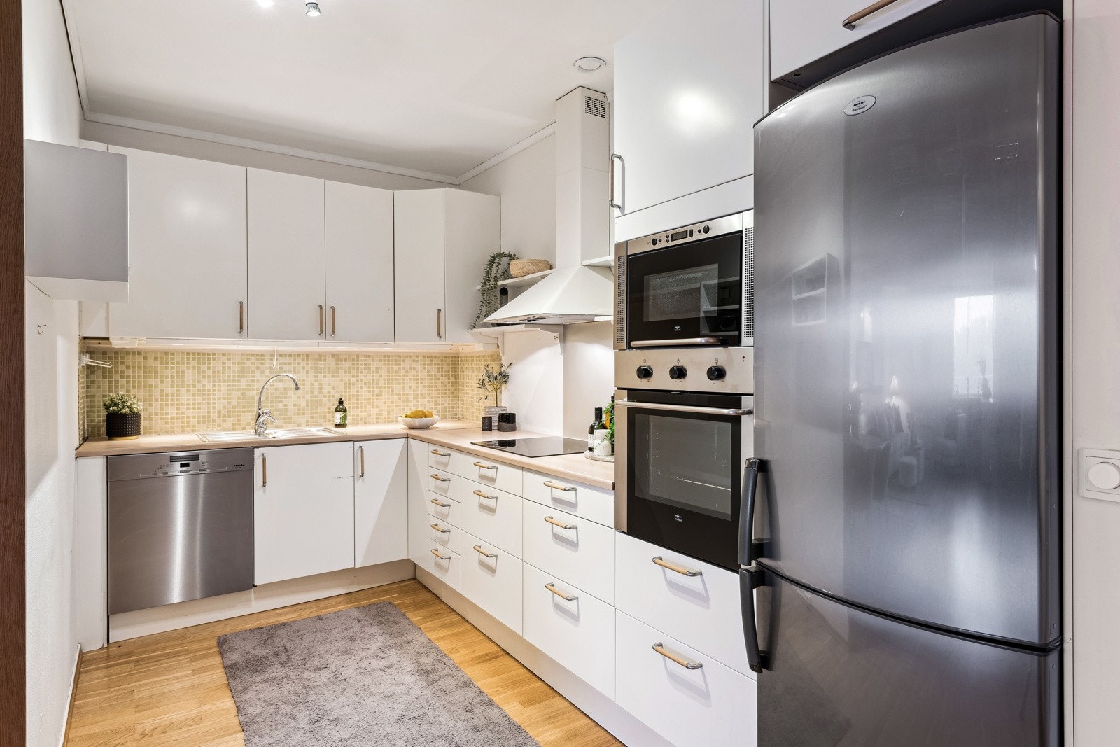 Koselig kjøkken med innredning fra 2007 - alle hvitevarer medfølger. Galleribilde