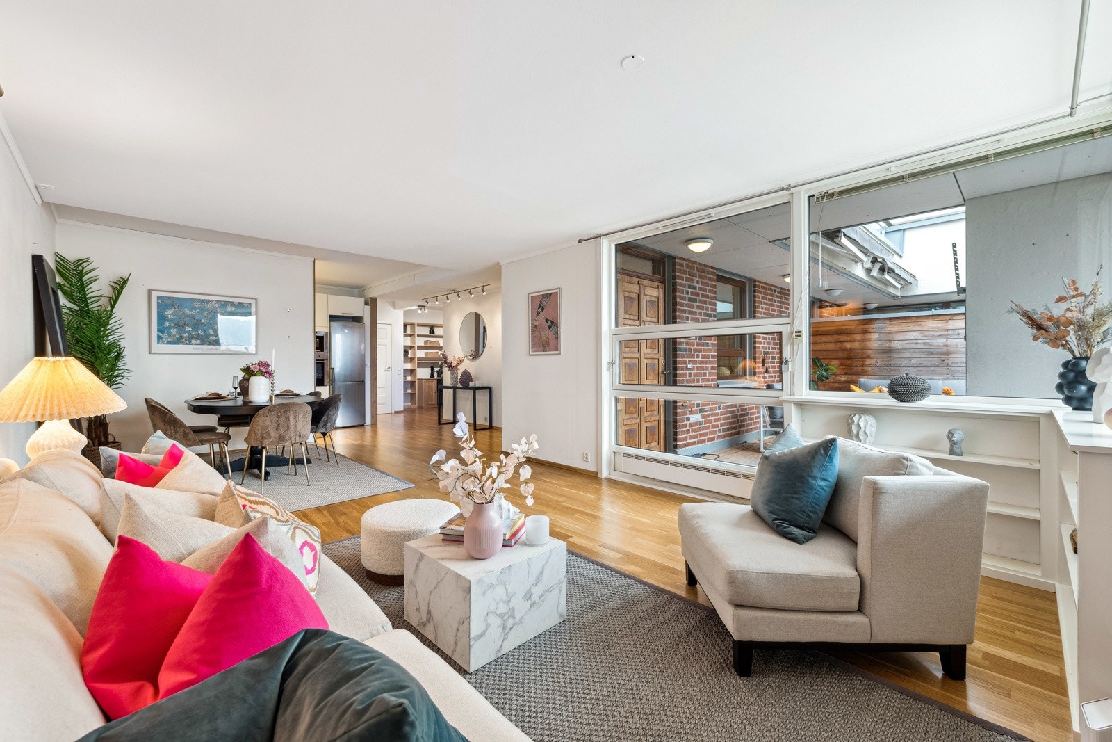 Romslig og fin stue med vinduer som gir godt med lys inn. Galleribilde