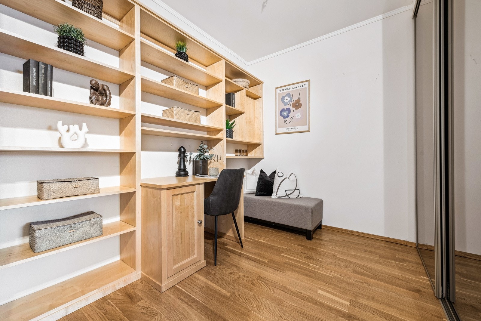 Boligen har en praktisk innvendig bod med hyller. Deler av opprinnelig bod er omgjort til allrom / alkove. Galleribilde