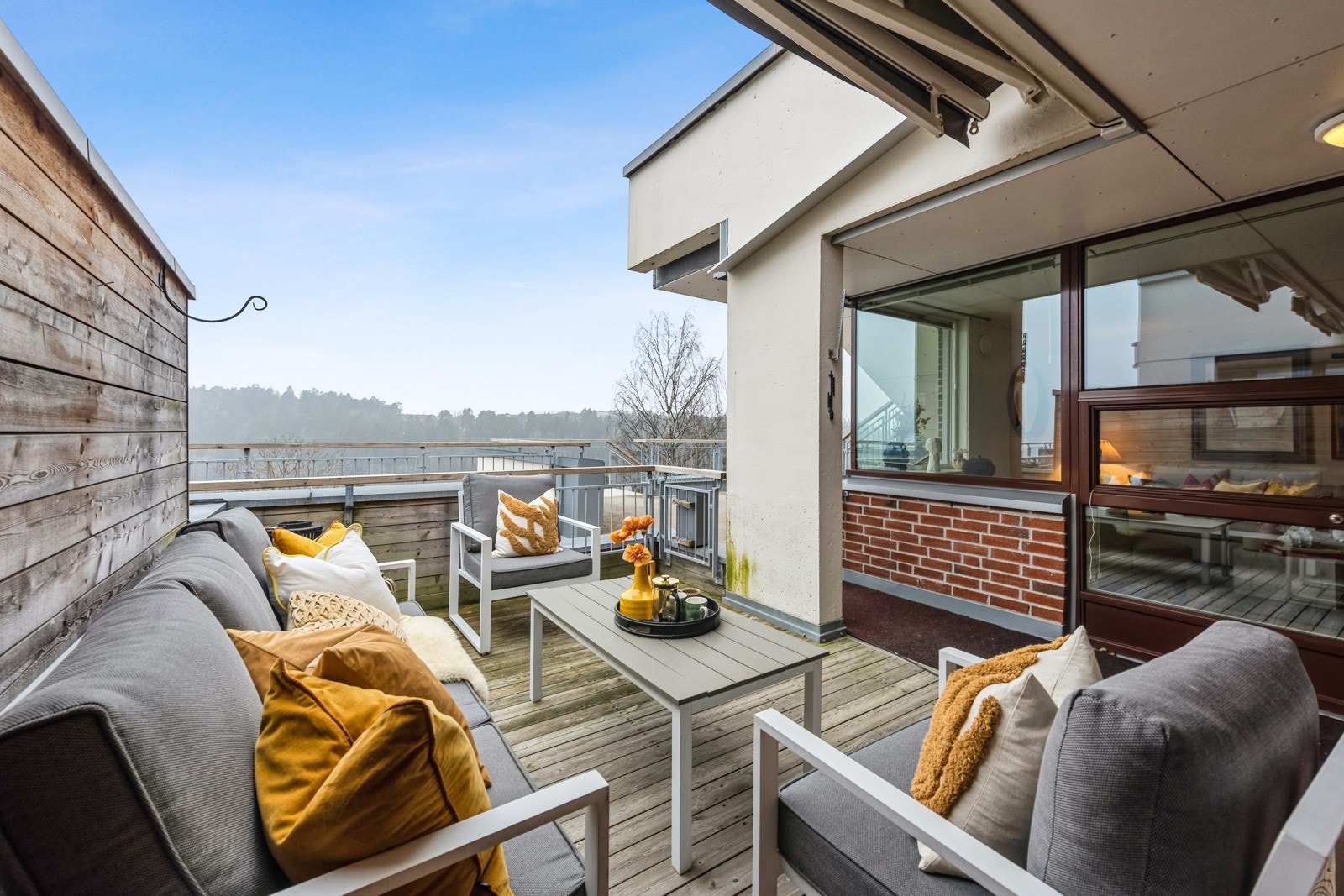 Flott uteplass med god plass til utemøbler, beplantning mm. Galleribilde