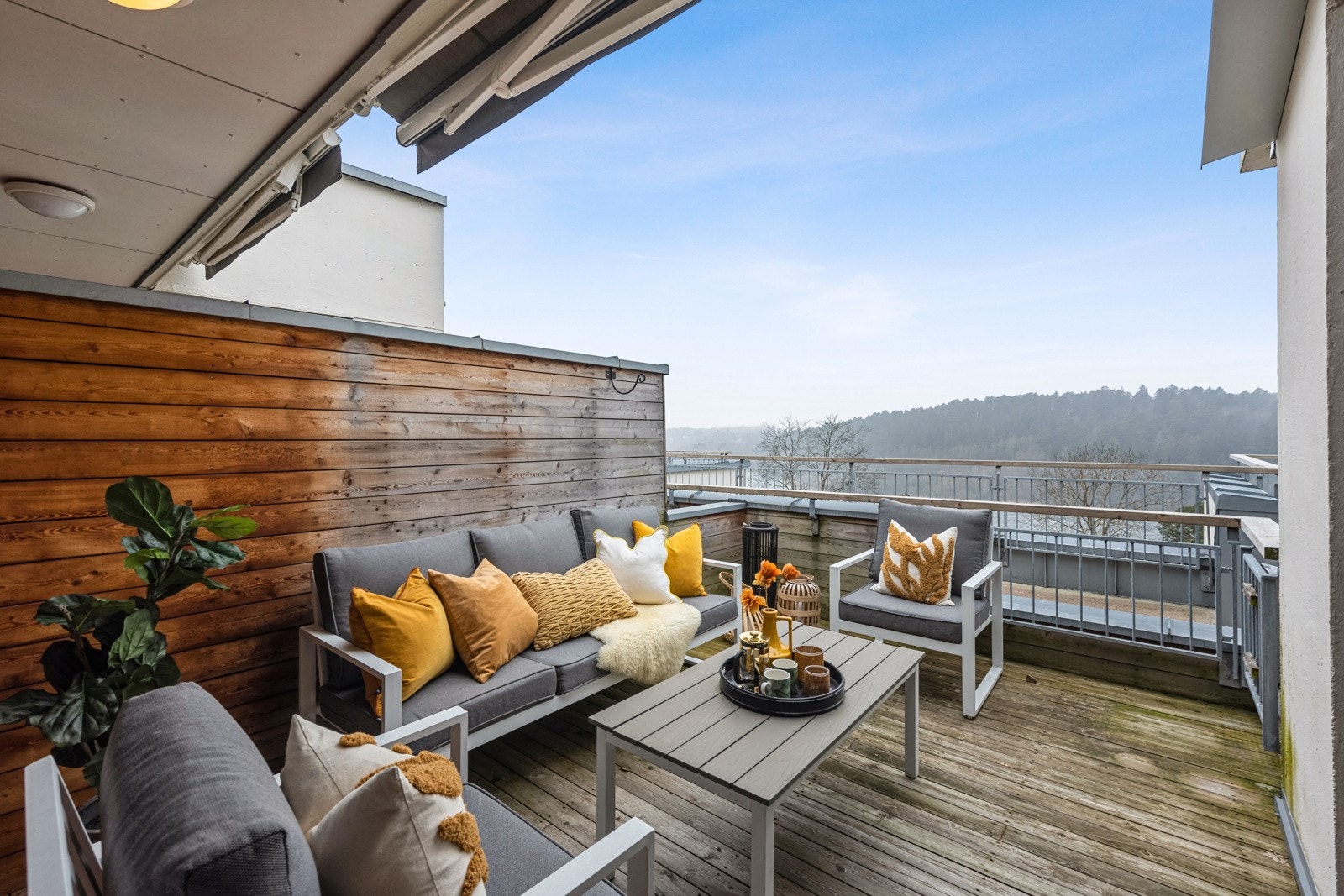 Stor vestvendt terrasse på 16 kvm med utsikt mot Østensjøvannet. Galleribilde