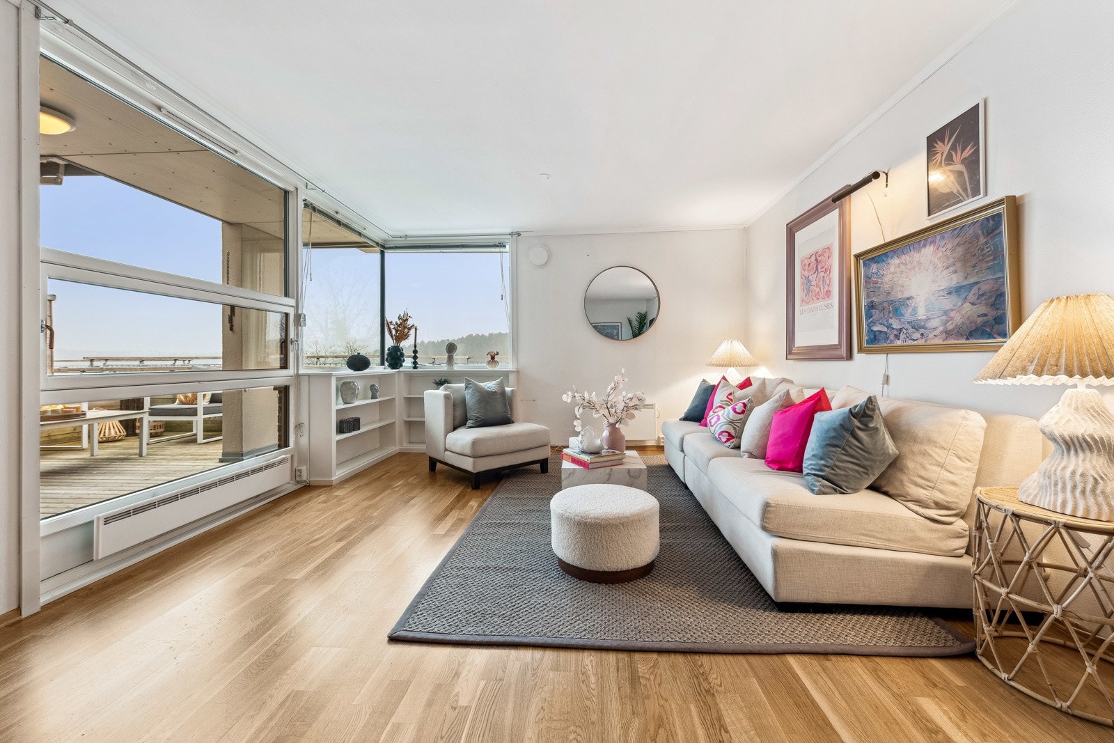 Velkommen til lys og romslig terrasseleilighet med trappefri adkomst! Garasjeplass medfølger. Heis! Galleribilde