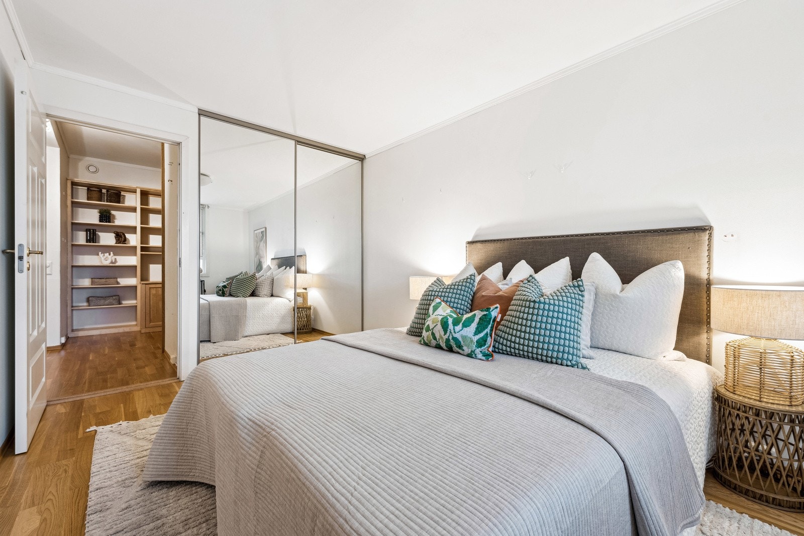 Soverommet er av god størrelse og det er satt inn skyvedørsgarderobe med speilfronter. Galleribilde