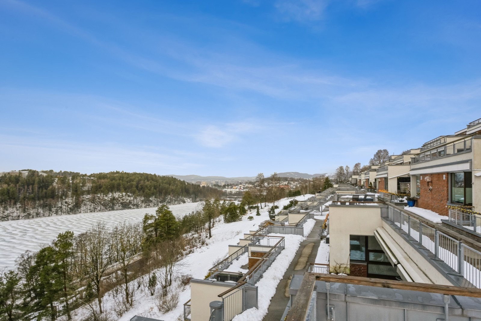 Borettslaget ligger skjermet og fint til innerst i blindvei uten gjennomgangstrafikk. Galleribilde