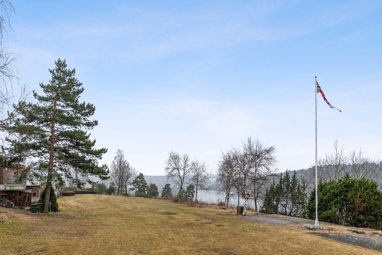 Utsikt mot Østensjøvannet fra borettslagets fellesarealer. Galleribilde