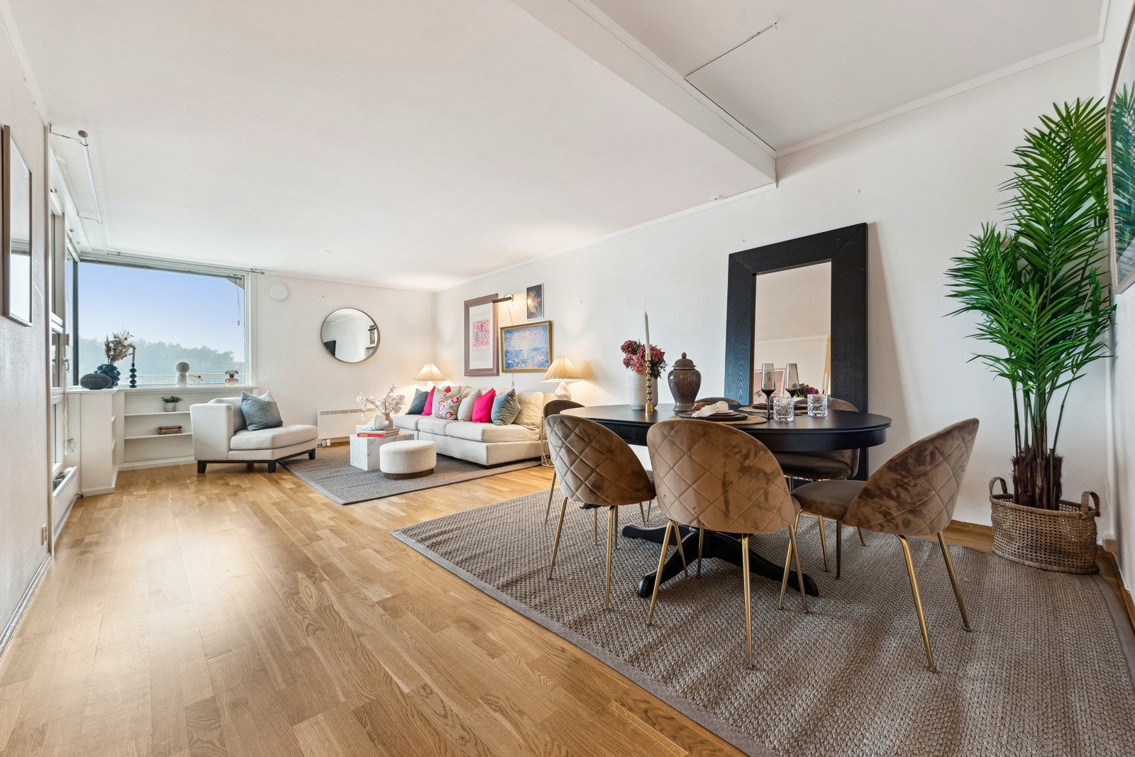 Lys og innbydende stue med god plass til spisebord i tillegg til sofagruppe. Galleribilde