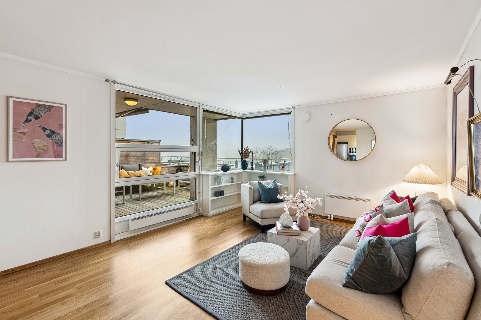 Stue med vinduer fra 2007 og med fin utsikt. Galleribilde