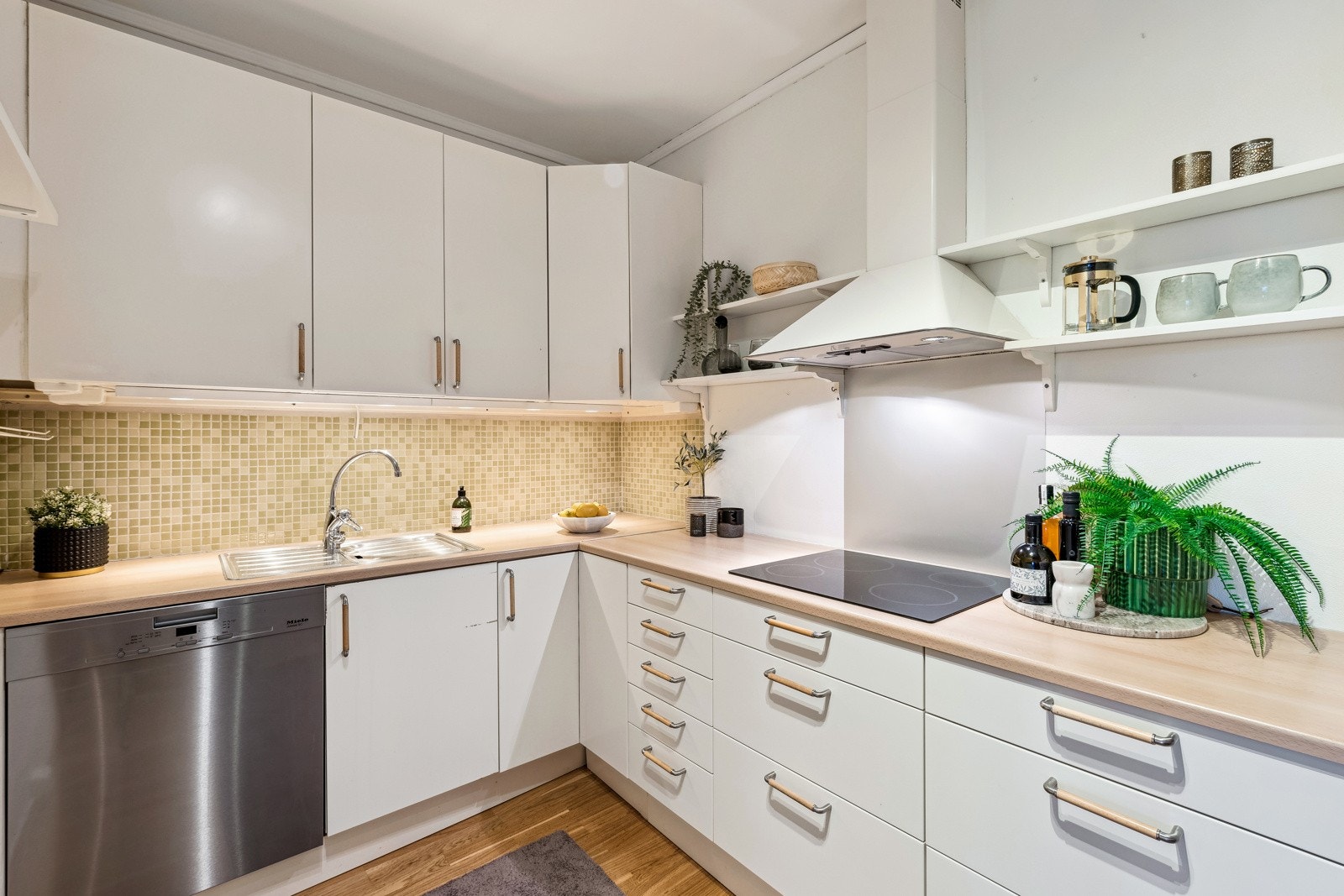 Lyst og velholdt kjøkken med god skap- og benkeplass. Galleribilde