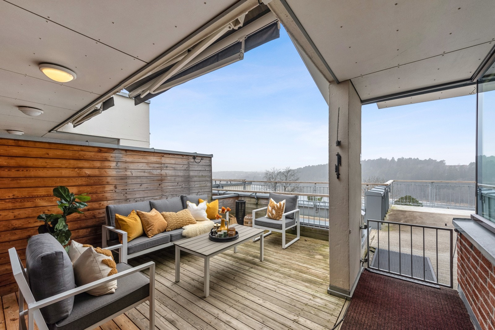 Delvis overbygd terrasse på 16 kvm med markise. Galleribilde