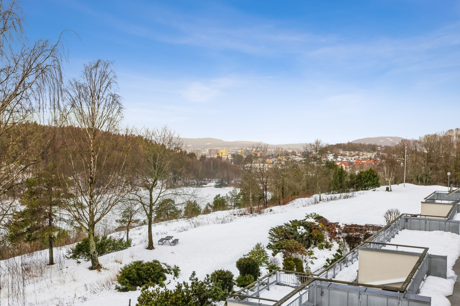 Utsikt mot Østensjøvannet fra borettslagets fellesarealer. Galleribilde