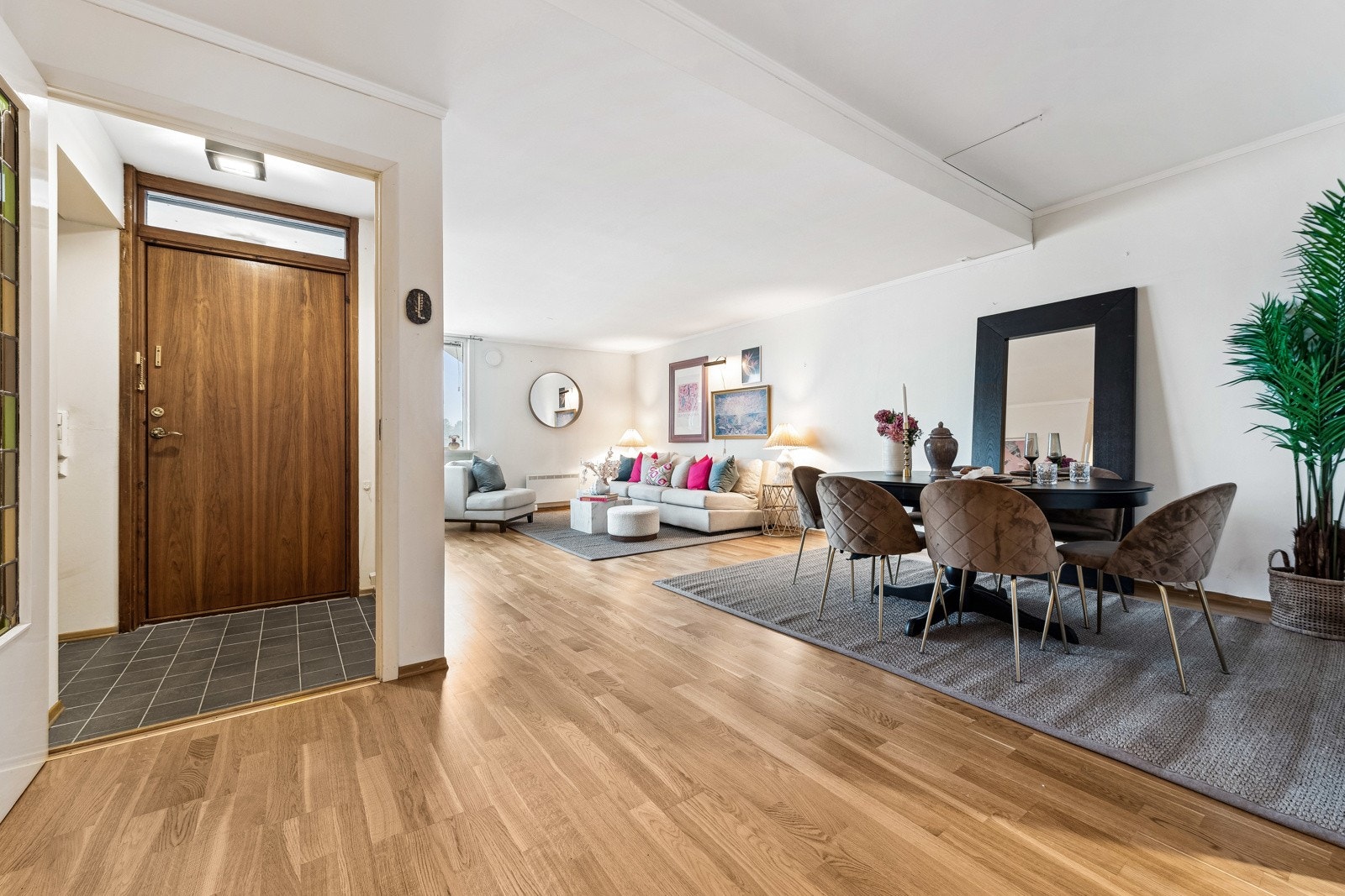 Stue med parkettgulv og lysmalte vegger. Galleribilde