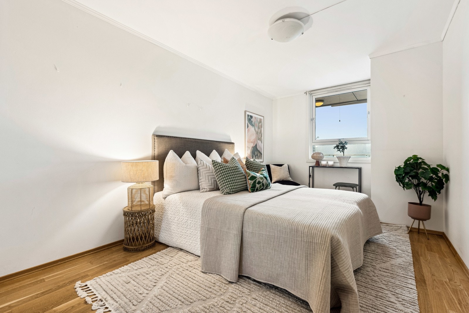 Soverom med eikeparkett på gulv og lysmalte vegger. Galleribilde