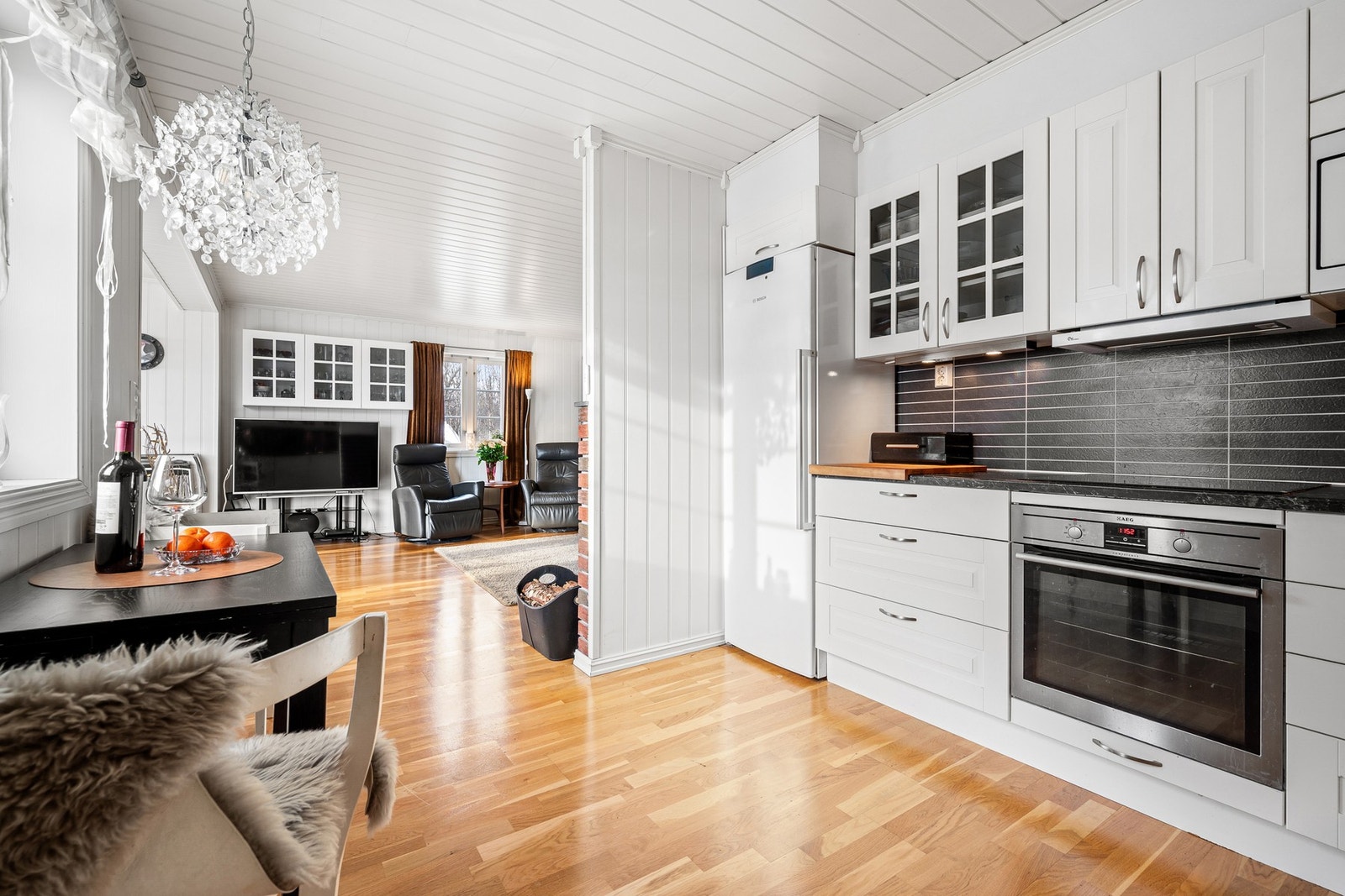 Pen og tidløs innredning med god skap- og benkeplass Galleribilde