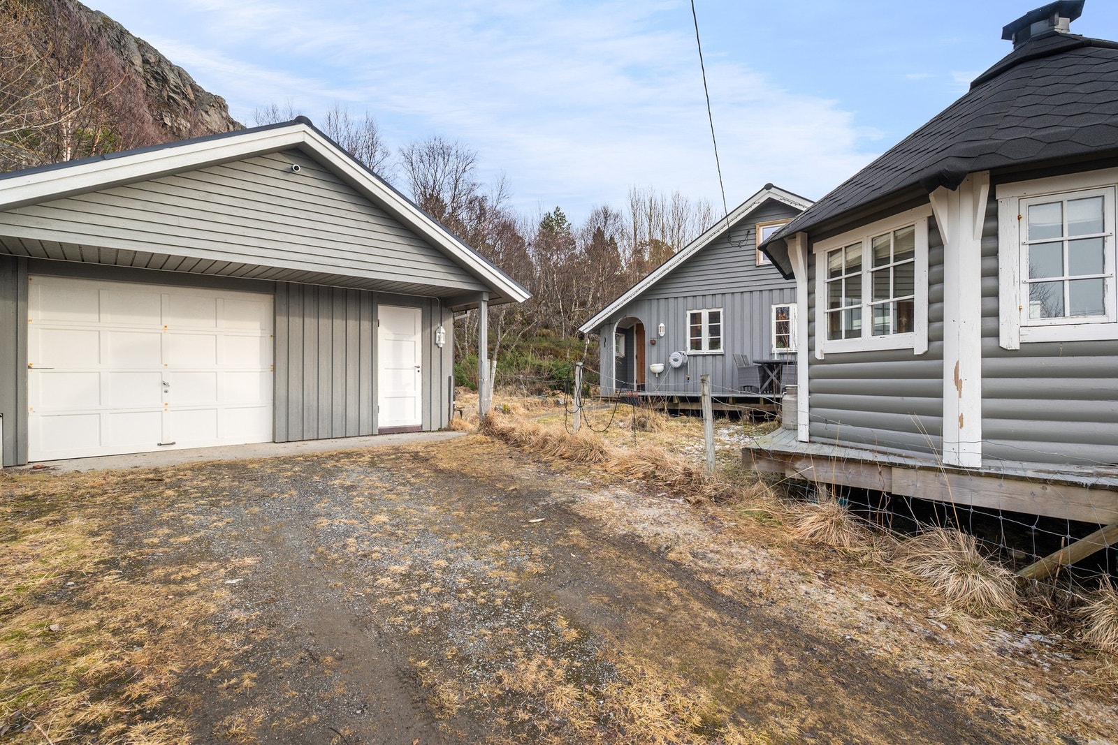 God plass til parkering både i garasje og på egen gruset adkomstvei Galleribilde