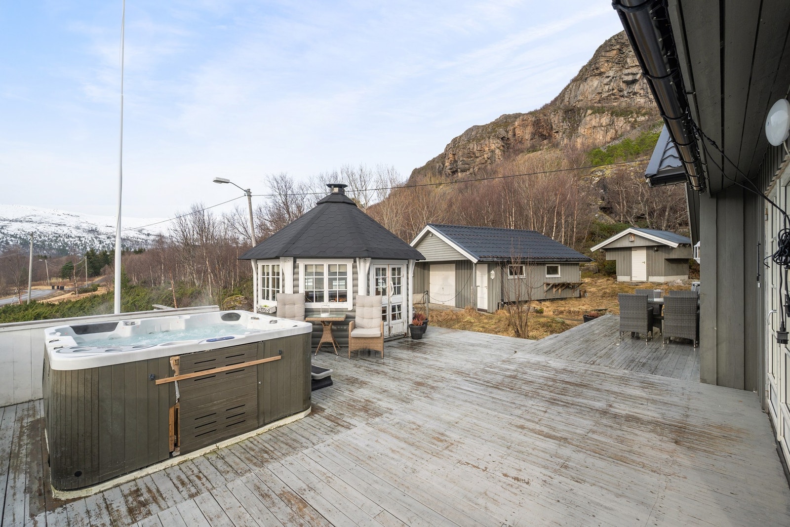 Her er det både jacuzzi og grillbu Galleribilde