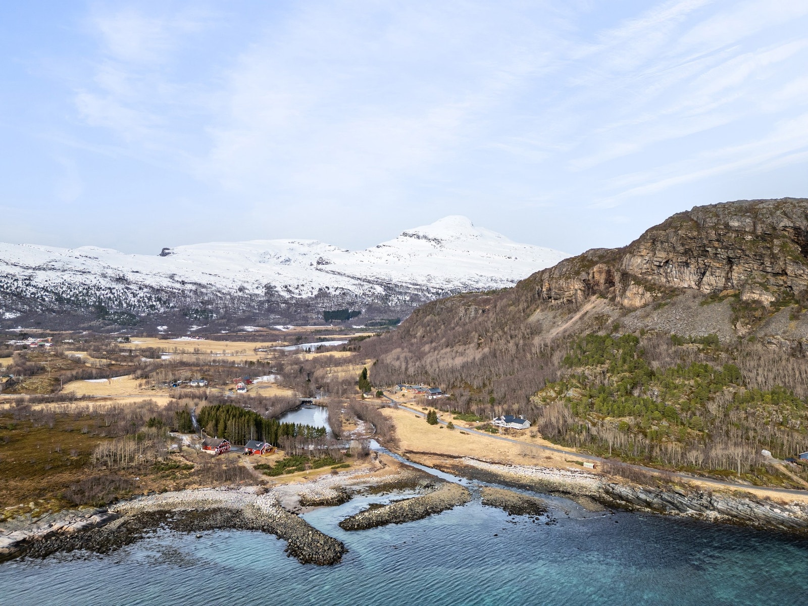 Fritidsboligen ligger fint til med nærhet til hav, fjell og flotte turområder Galleribilde