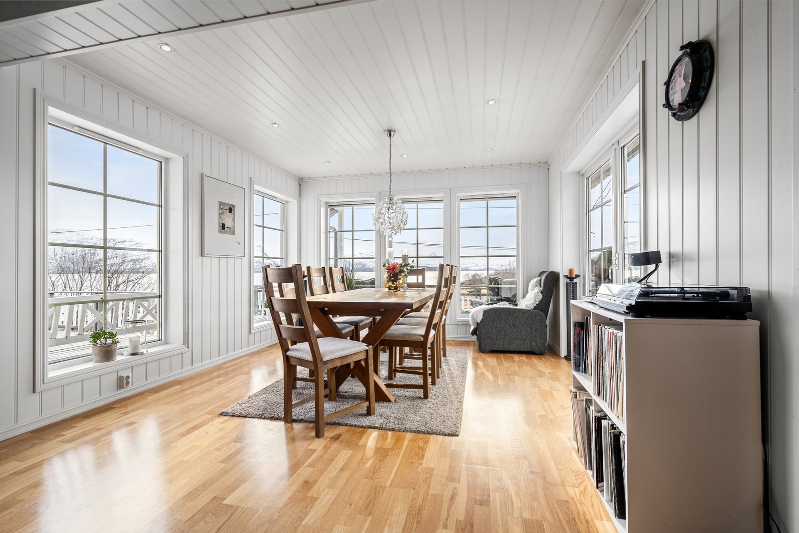 Spisestua har fått sitt eget "rom" omringet av store stuevinduer på alle kanter Galleribilde