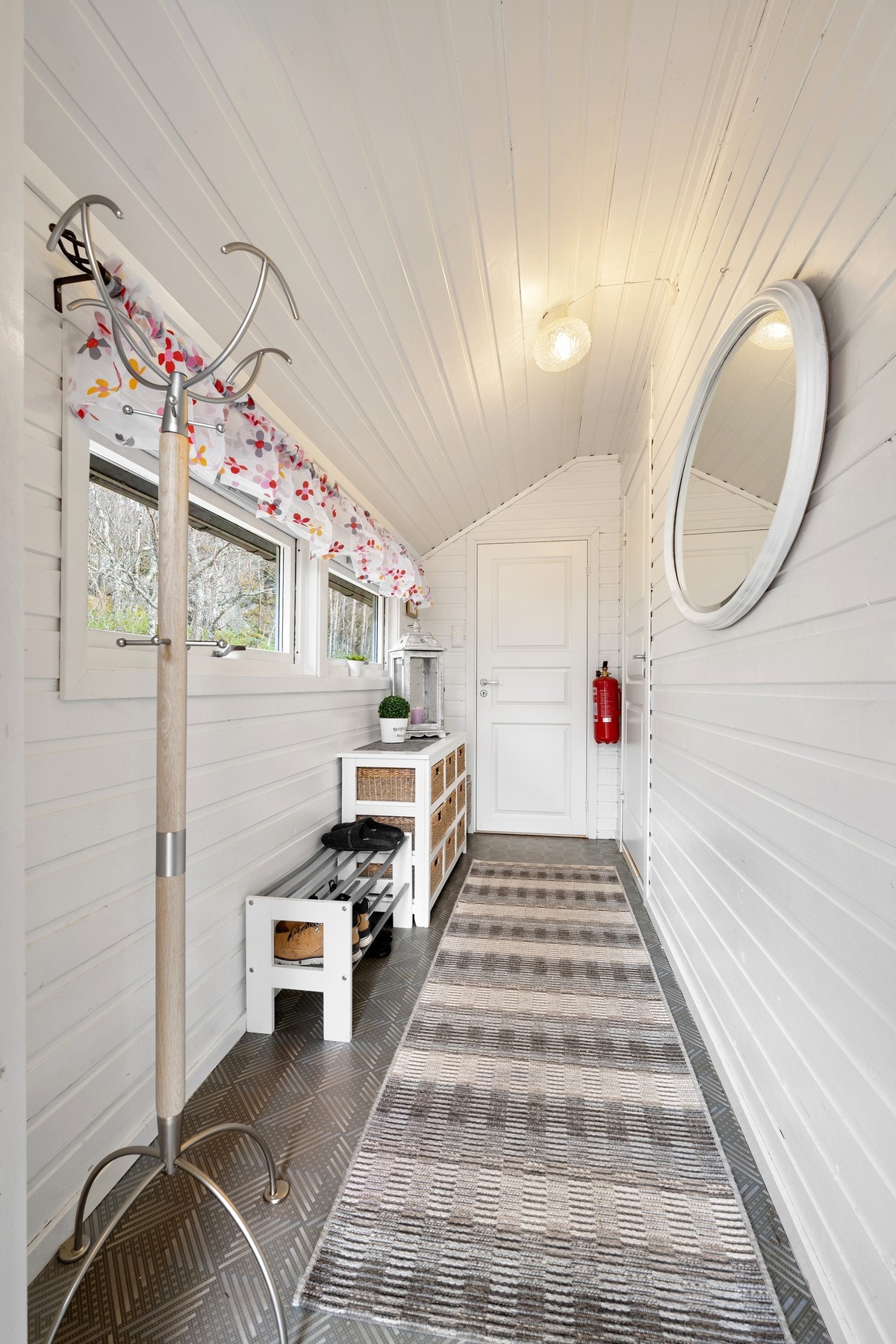 Vindfang - her er det bod rett frem og inngang til hytta til høyre Galleribilde