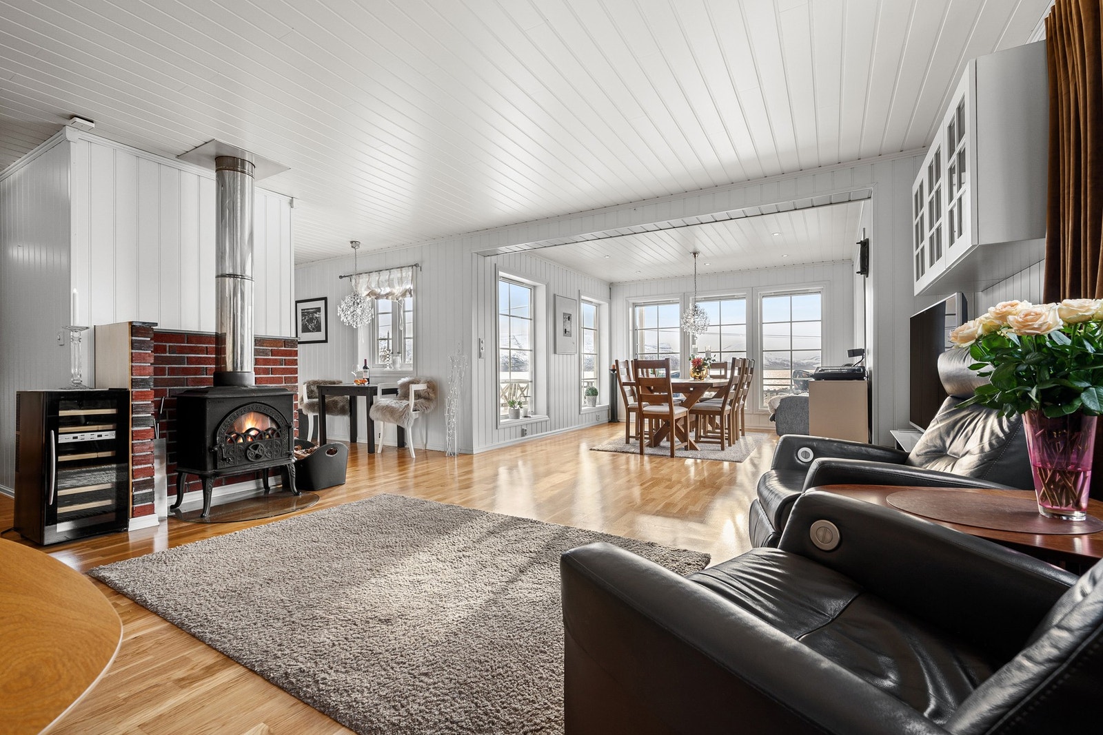 Stua er åpen og luftig og har god plass til møblement i flere soner Galleribilde