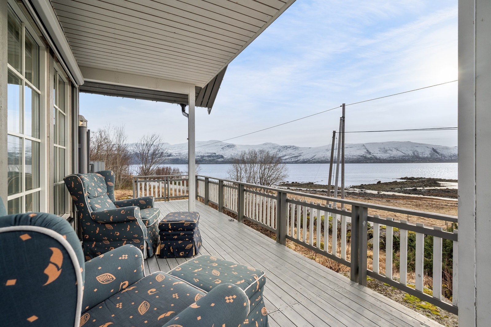 Stort terrasseområde på ca 60 kvm, enkelte steder med takoverbygg Galleribilde
