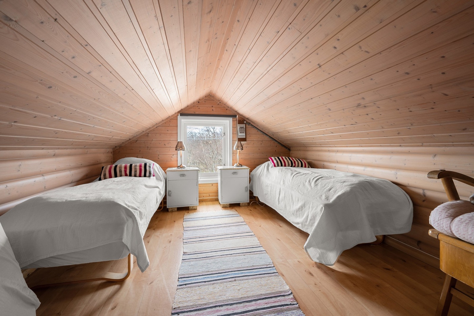 På hemsen er det innredet med flere sengeplasser (ikke godkjent/omsøkt for varig opphold) Galleribilde