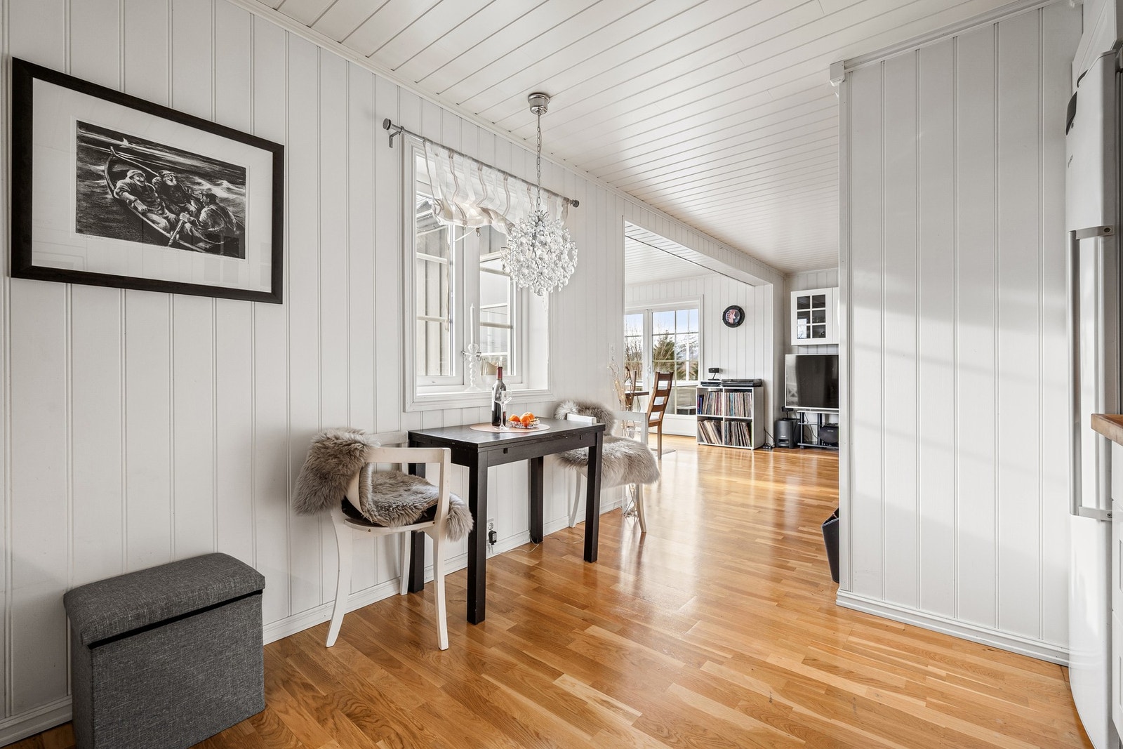 Det er rom for en hyggelig spiseplass på vei inn til kjøkkenet Galleribilde