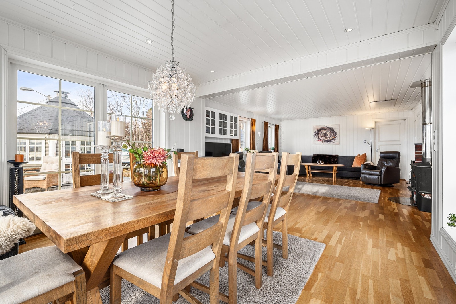 Pene og lyse overflater i stua og belysning med spotlights i tak Galleribilde