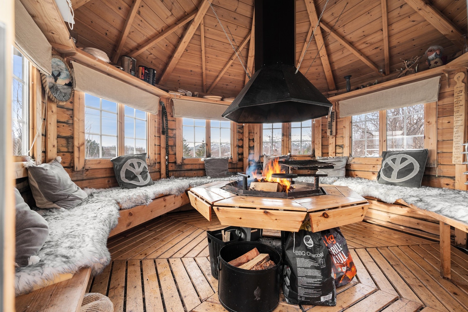 Koselig og pent oppbygd grillbu med ildsted Galleribilde