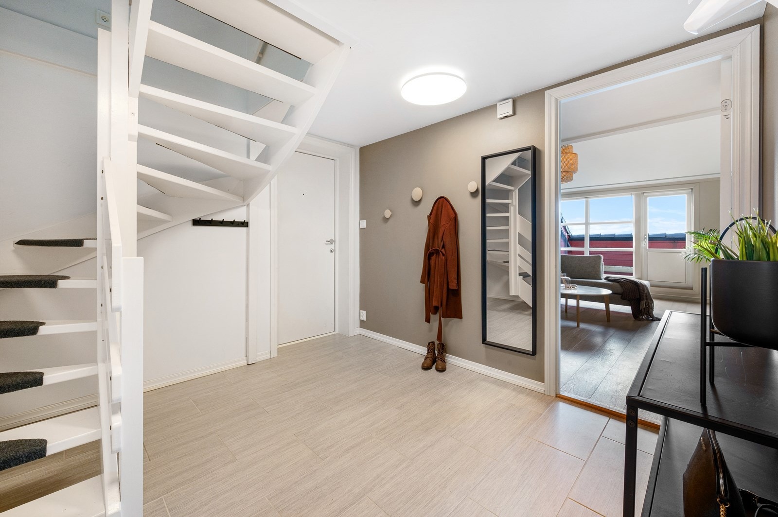 Velkommen inn! Det er flere muligheter for å få til oppbevaring i hallen, enten med knagger, garderobeskap o.l. Galleribilde