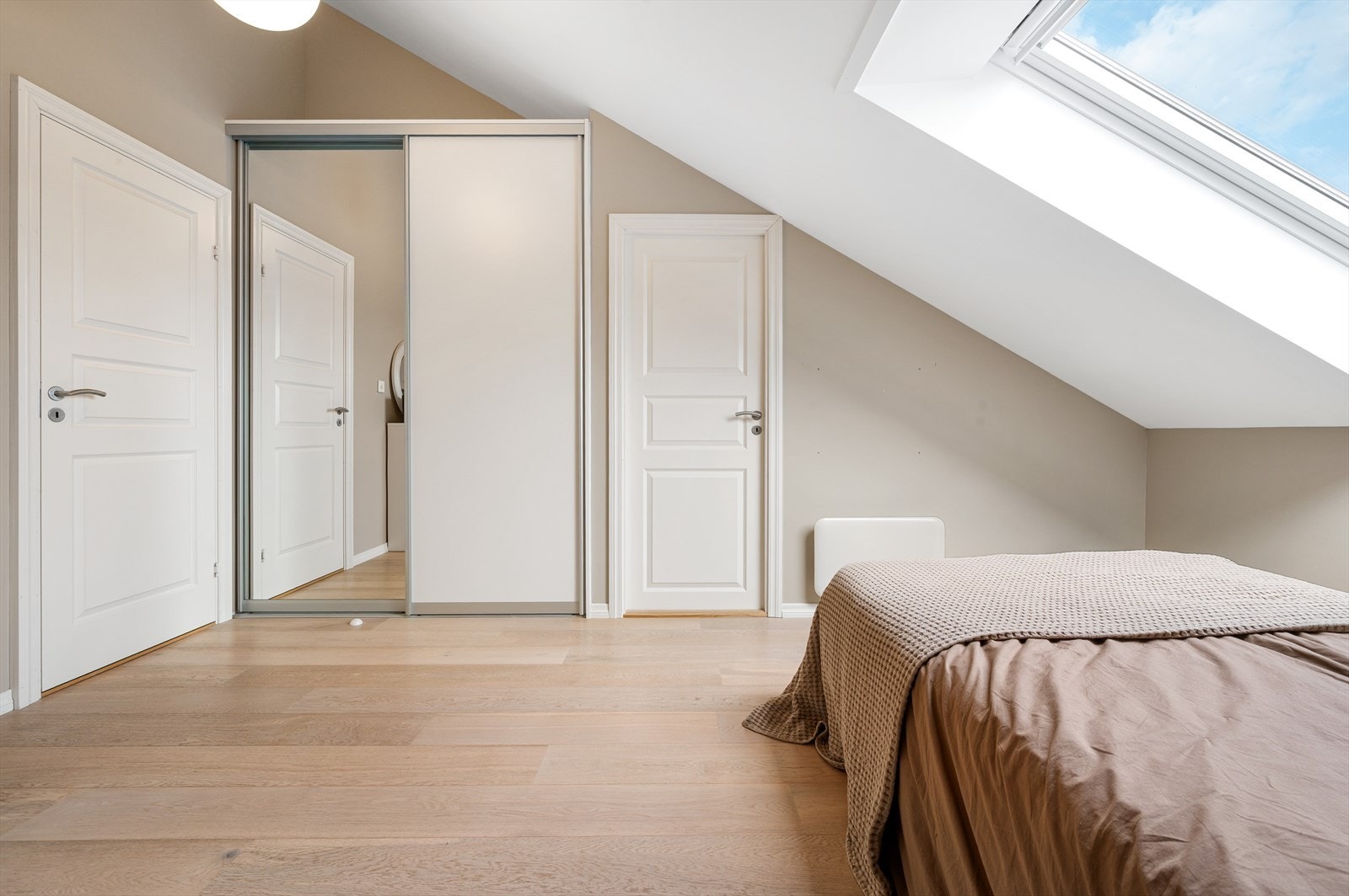 Det er god med skapplass. Døren du ser i bildet er inn til en stor bod/walk-in-closet. Galleribilde