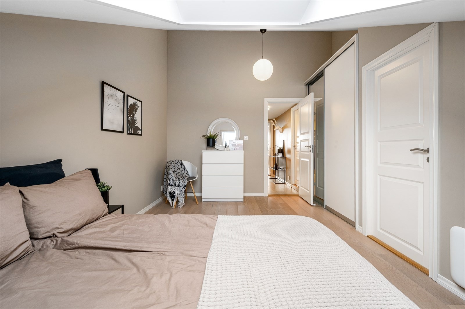 Det er god plass til en stor dobbeltseng, kommoder og eventuelt en kontorpult om ønskelig. Galleribilde