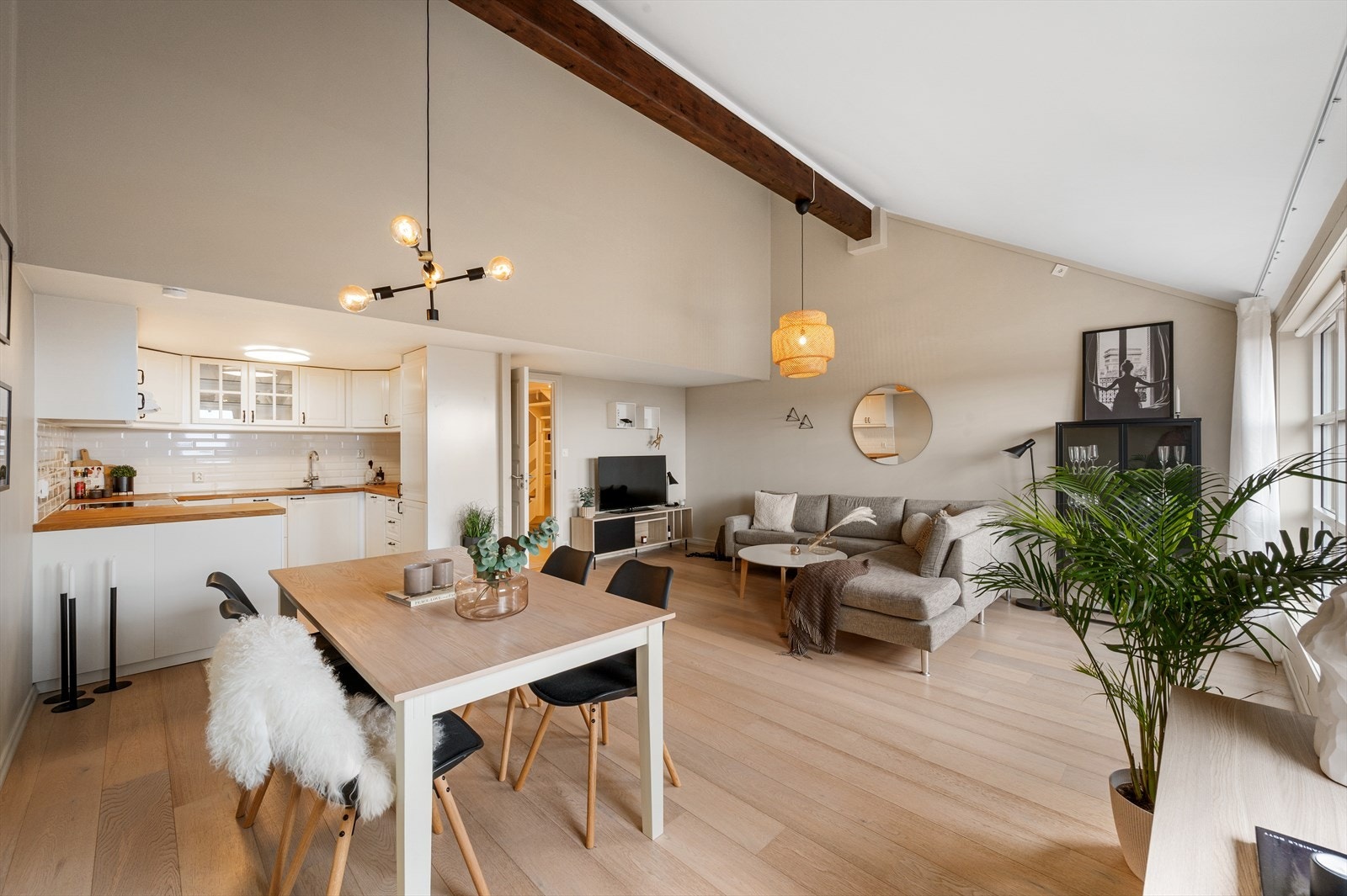 Det er god plass til en stor spise- og sittegruppe. Galleribilde