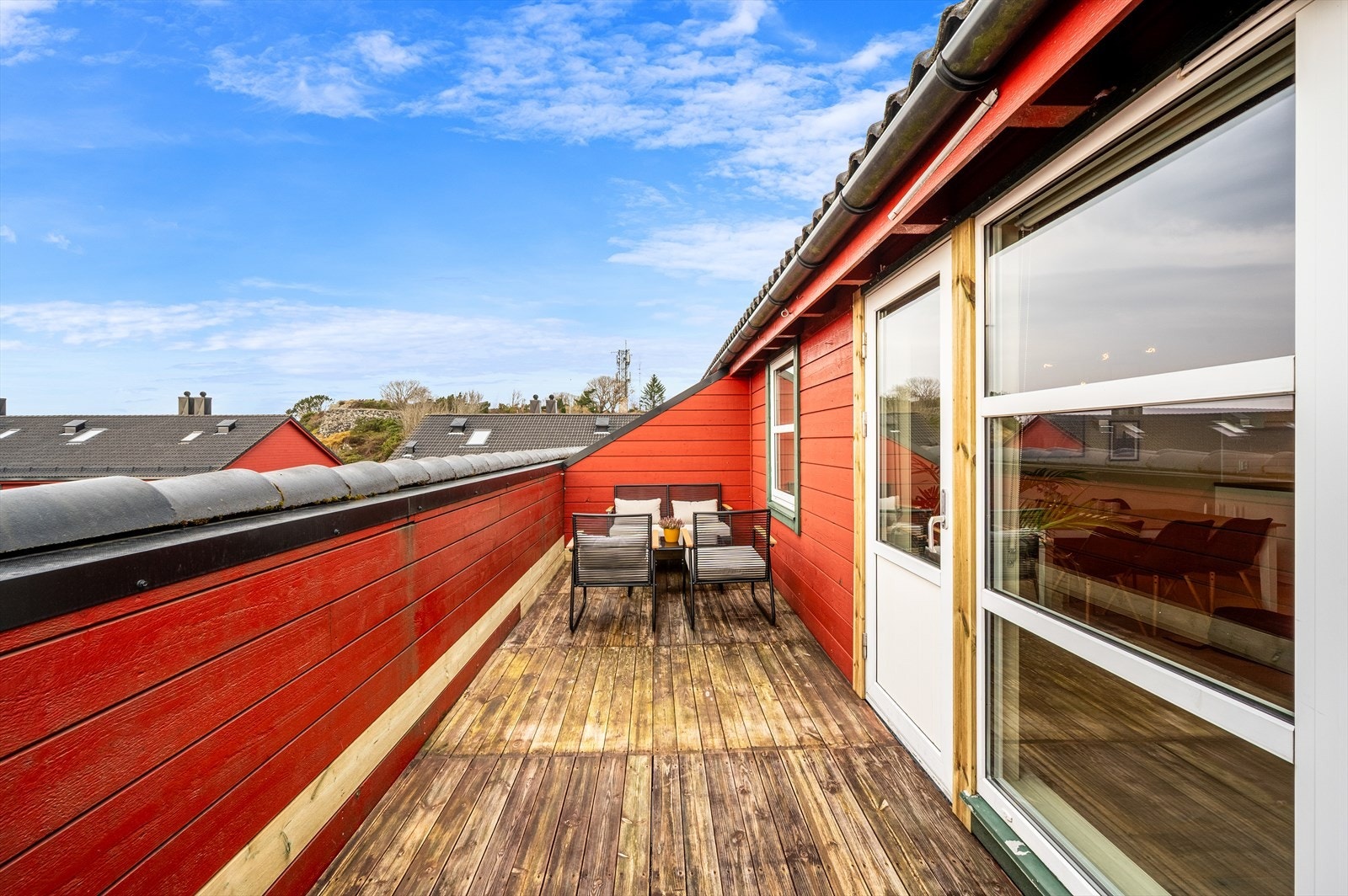 Fra stuen har man adkomst til en deilig privat uteplass med flott utsikt og meget gode solforhold. Galleribilde
