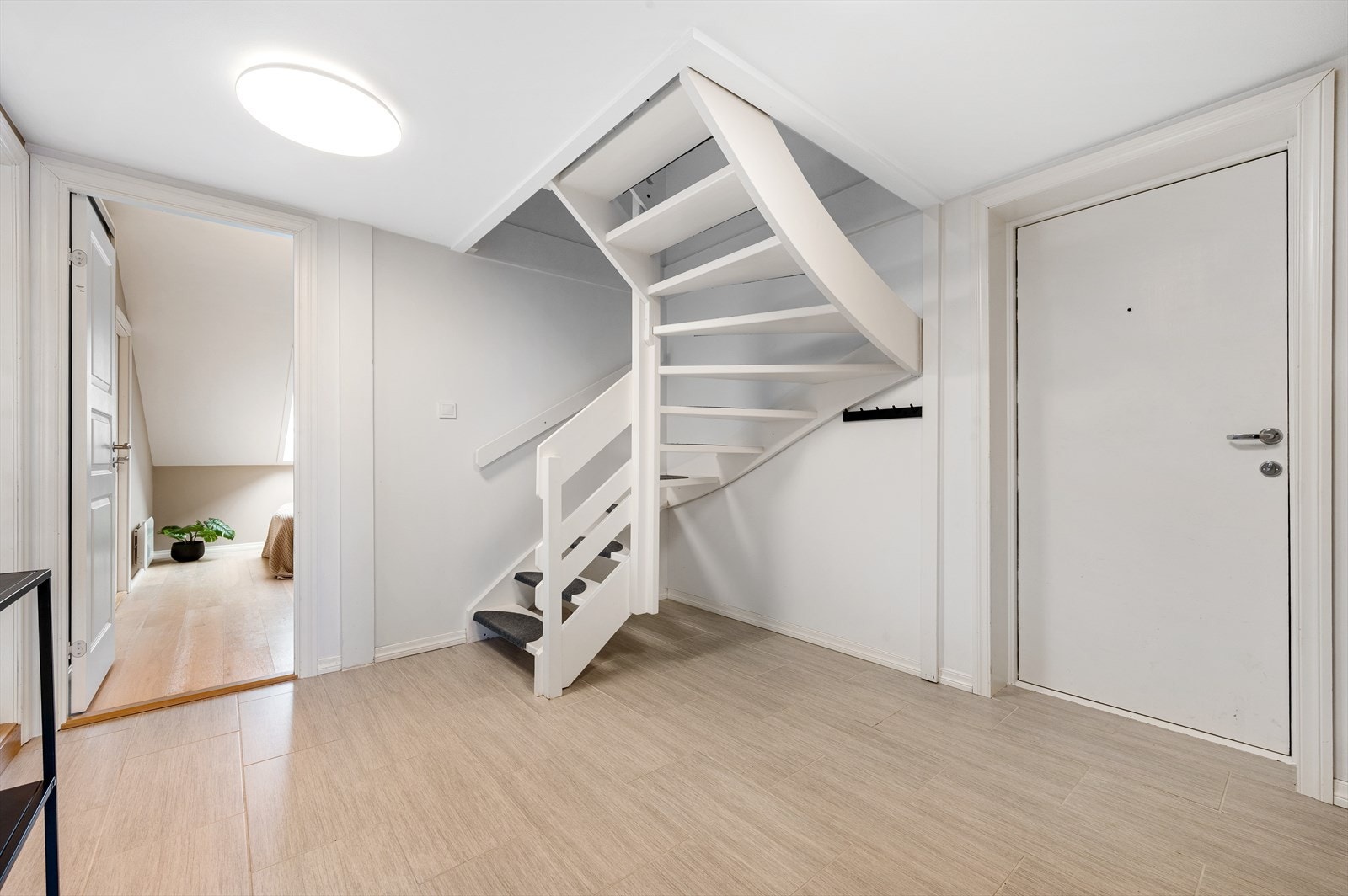 Meget romslig hall som er praktisk slik at en kan få mange gjester inn samtidig, uten at man må stå i skytteltrafikk ut i gangen. Galleribilde