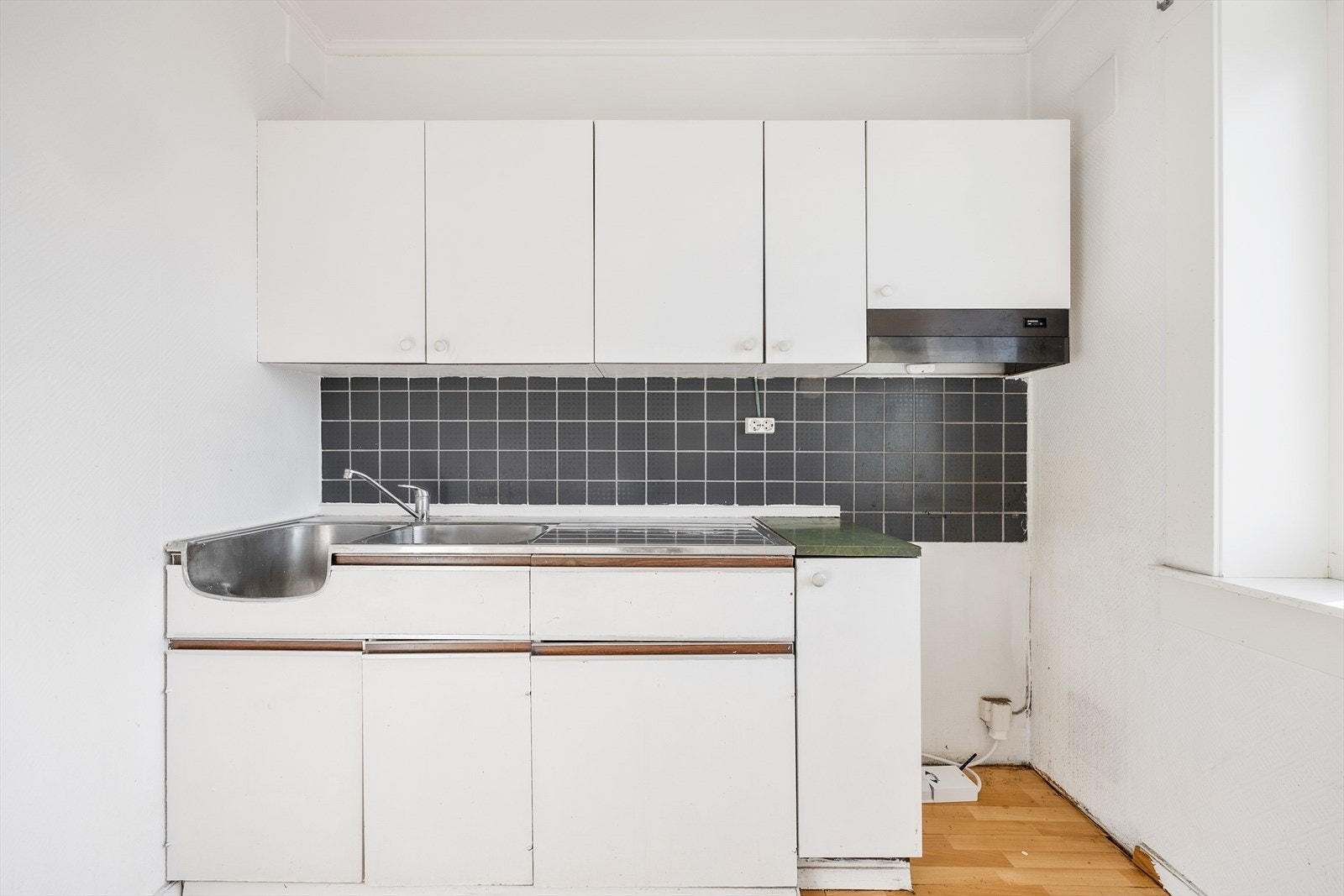 Stort kjøkken med gode oppbevaringsmuligheter Galleribilde