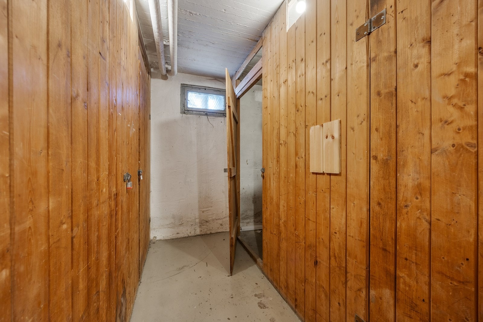 Egen bod i kjeller for ekstra oppbevaring Galleribilde