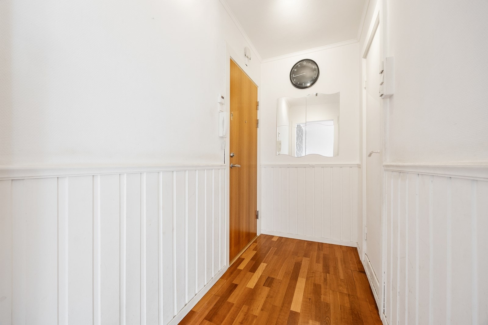 Inngangsparti med praktisk callingannlegg Galleribilde