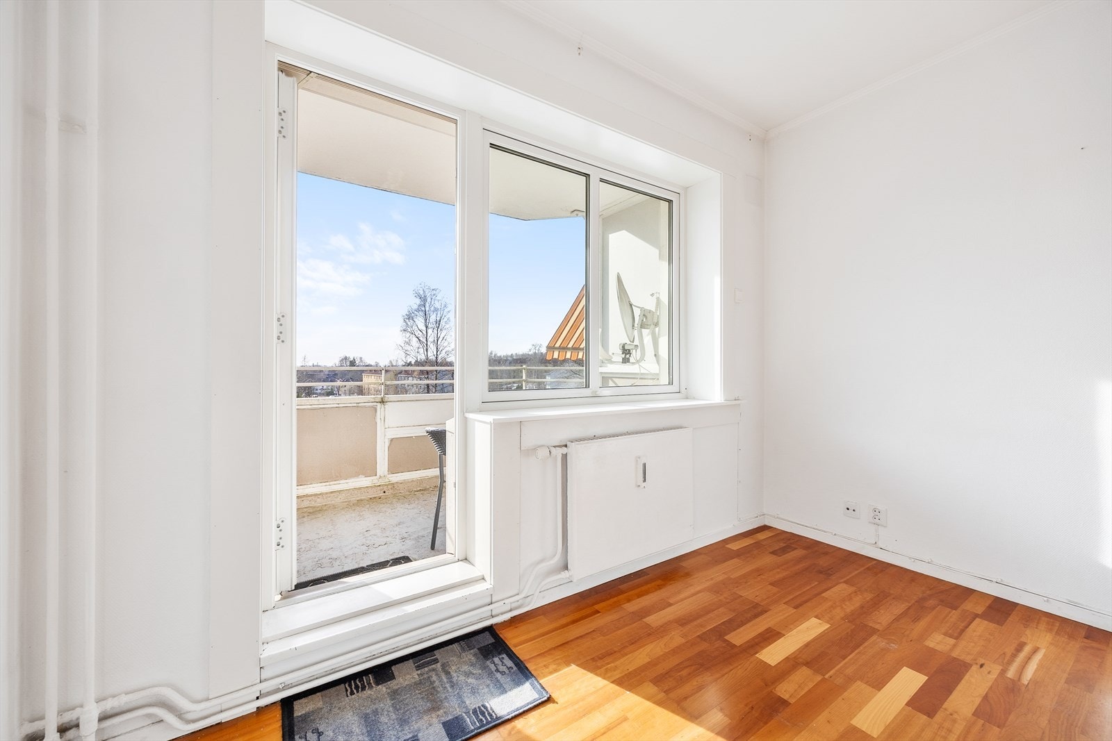 Stuen har store vinduer som slipper inn mye naturlig lys Galleribilde