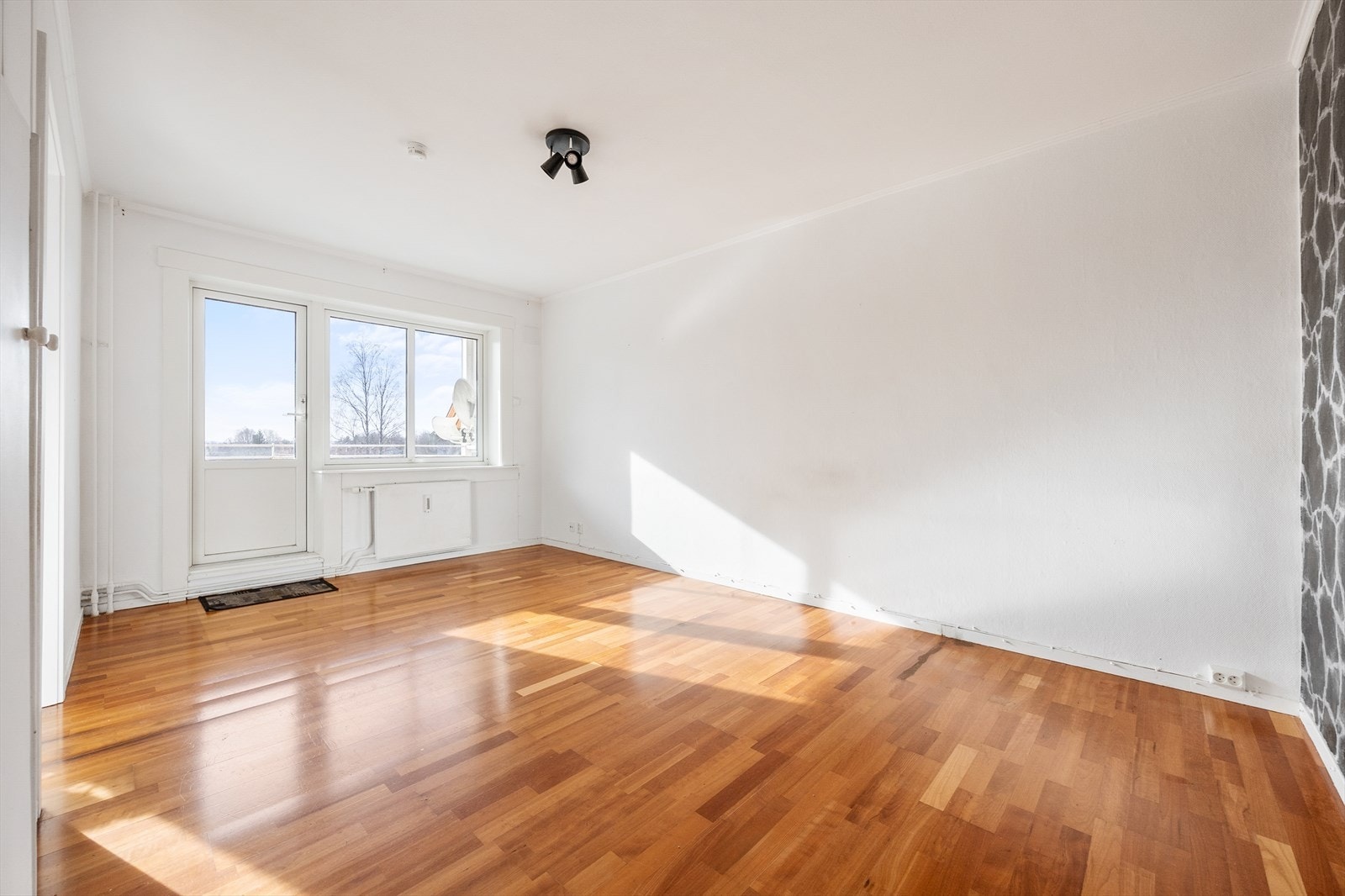 Stor stue med utgang til en solrik balkong Galleribilde