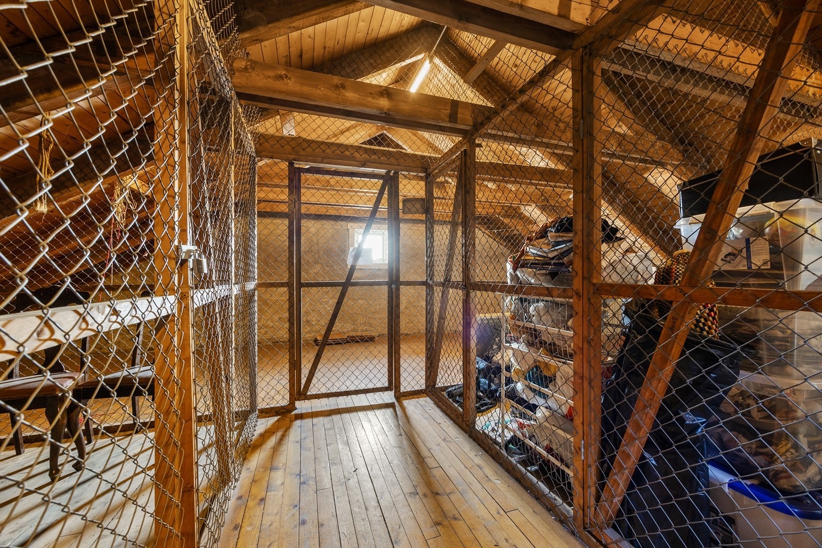 Loftsbod med god oppbevaringsplass Galleribilde